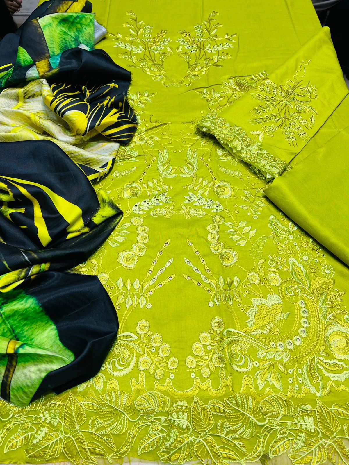 RANG RASIYA -3PC EMBROIDERED LINEN DRESS WITH TEXTURE WOOL SHAWL- FW-55